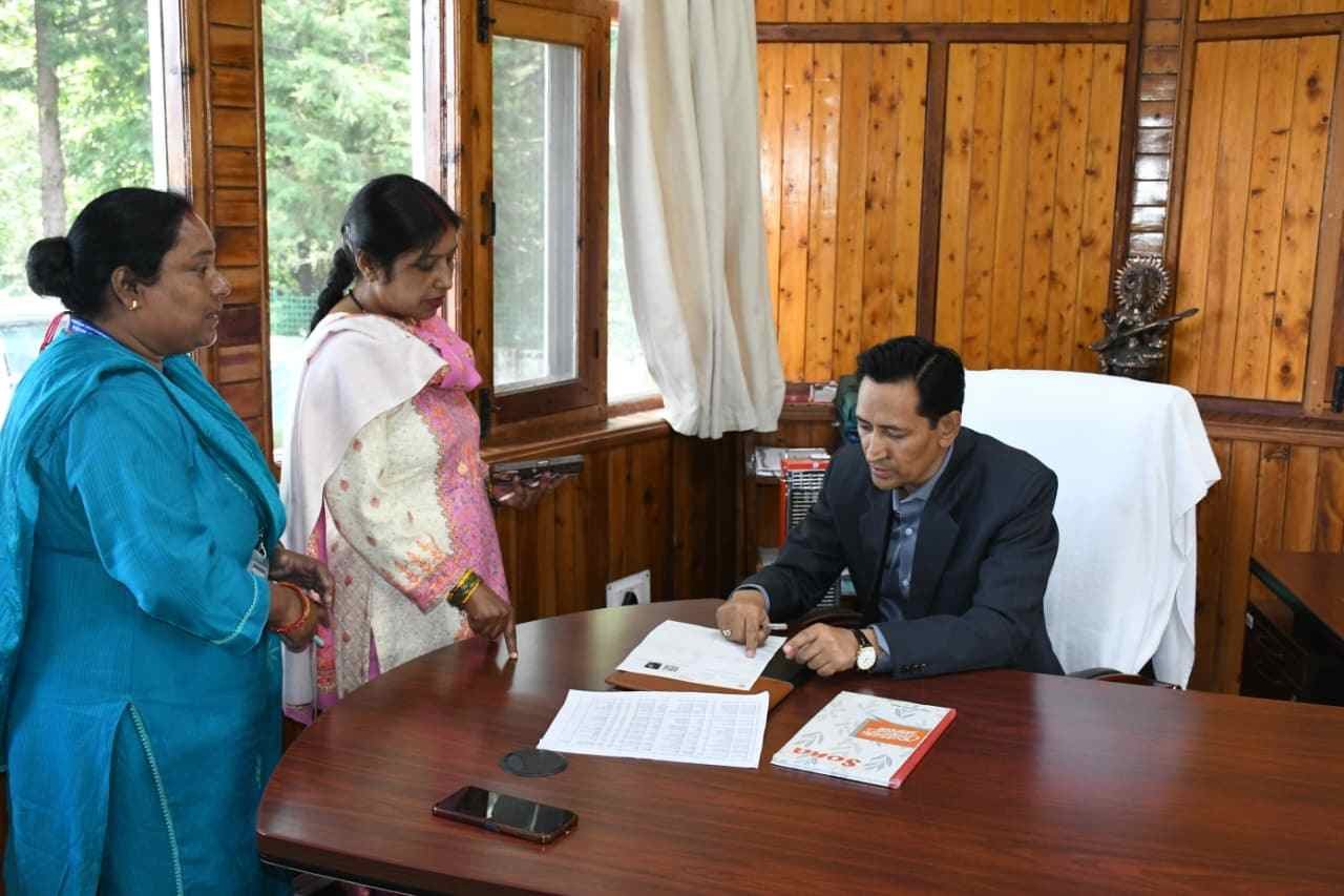 एसआईआर का बिगुल आज से शुरू हो गया। शुरुआत राज्यपाल गुरमीत सिंह को गणना फार्म देकर की गई