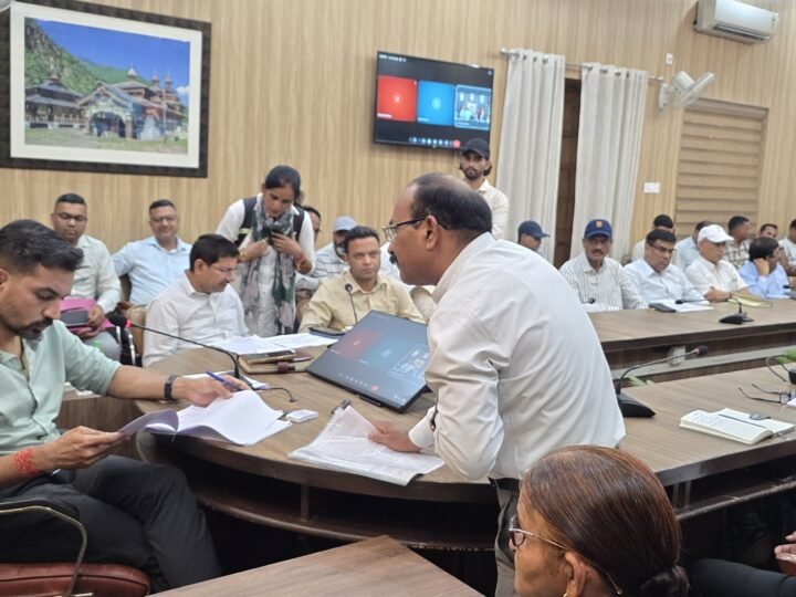 बैंक ऋण, अवैध कब्जे, भरण-पोषण, स्वास्थ्य और आधारभूत सुविधाओं से जुड़ी शिकायतों पर डीएम आशीष चौहान का सख्त रुख, अधिकारियों को जवाबदेही के निर्देश