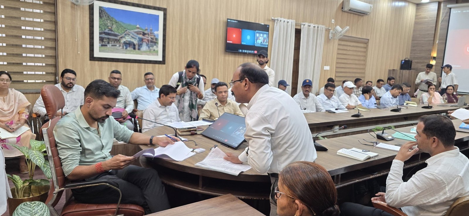 बैंक ऋण, अवैध कब्जे, भरण-पोषण, स्वास्थ्य और आधारभूत सुविधाओं से जुड़ी शिकायतों पर डीएम आशीष चौहान का सख्त रुख, अधिकारियों को जवाबदेही के निर्देश