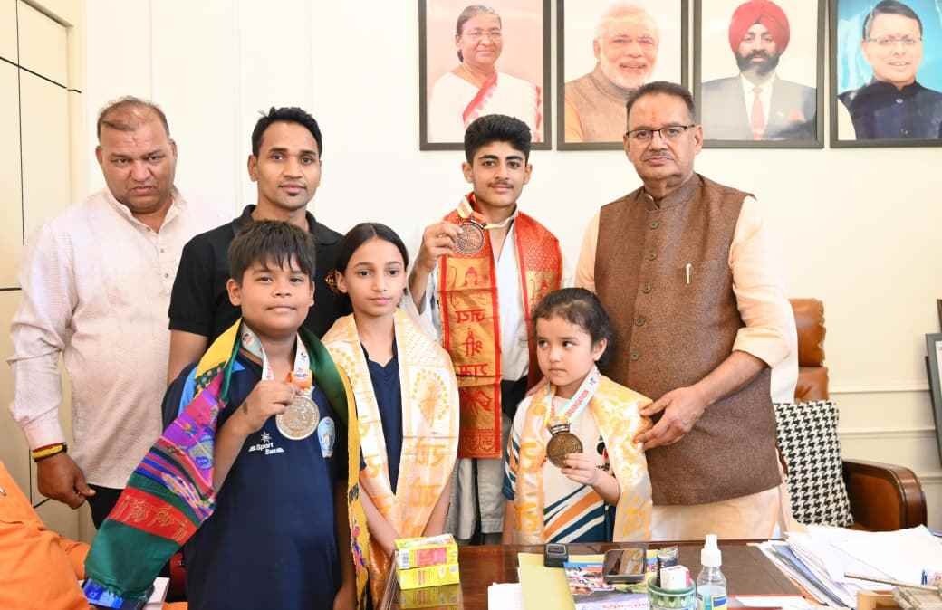 राष्ट्रीय कराटे चैंपियनशिप के विजेताओं को मंत्री गणेश जोशी ने किया सम्मानित