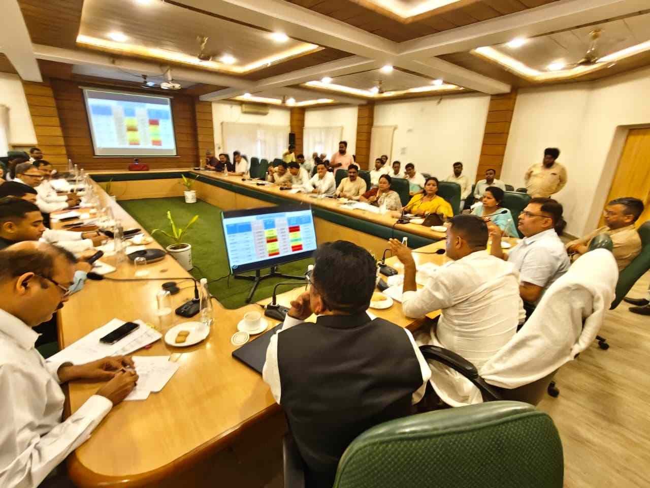 प्रदेश के निकायों को मिलेंगे 500 नए कूड़ा संग्रहण वाहन, विकास योजनाओं की मंत्री राम सिंह कैड़ा ने की समीक्षा