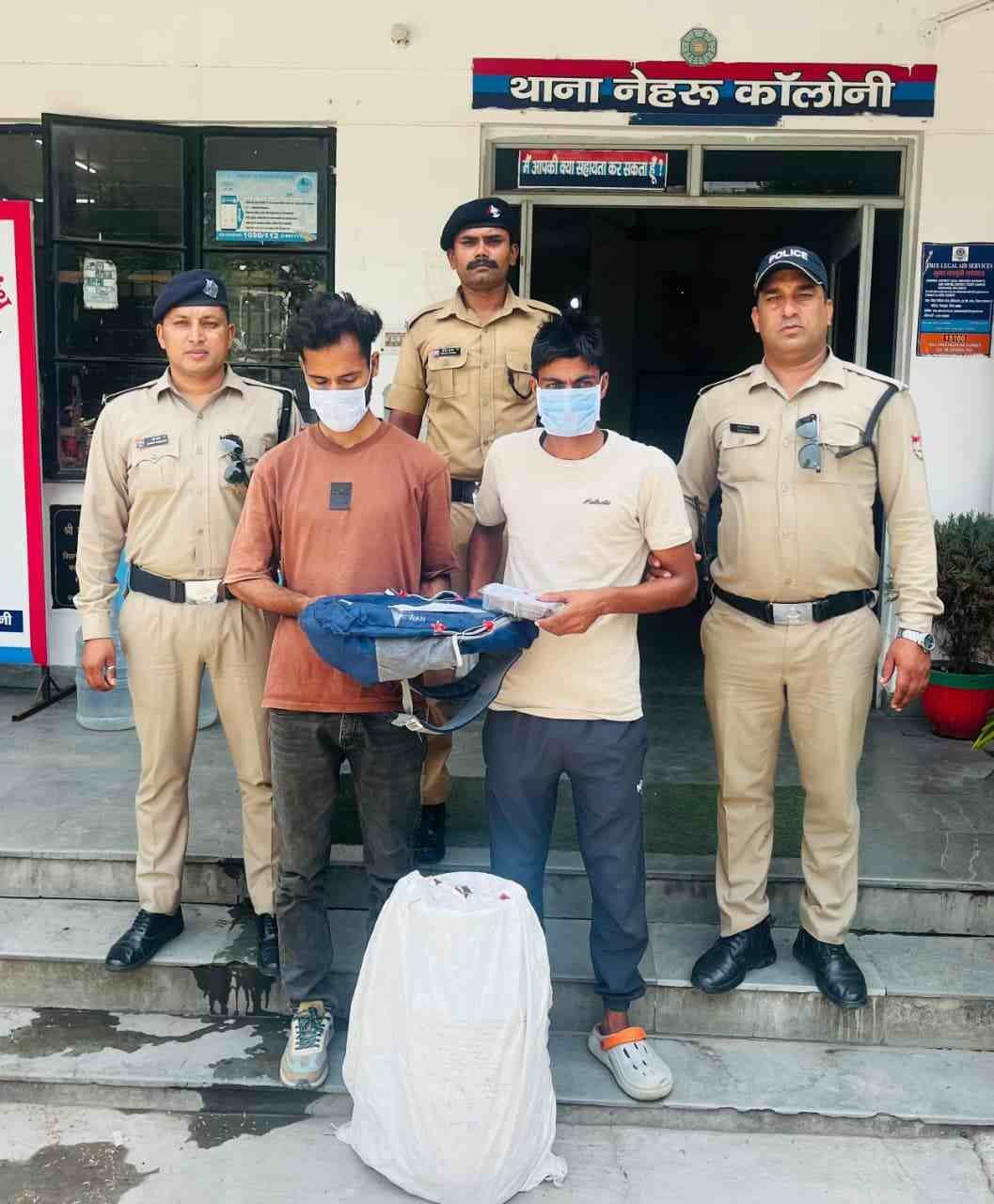 नेहरू कॉलोनी में नकबजनी का खुलासा, दो शातिर चोर गिरफ्तार; चोरी का लैपटॉप, नकदी और गैस सिलेंडर बरामद