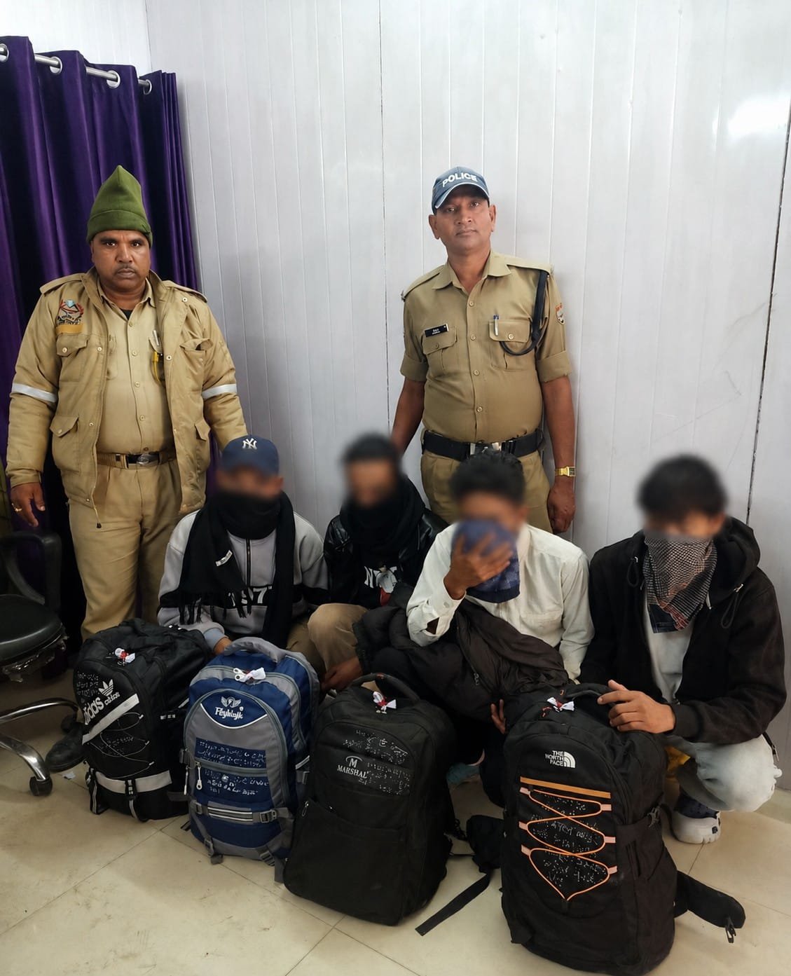 केदारनाथ यात्रा में अवैध शराब पर रुद्रप्रयाग पुलिस का शिकंजा, 70 बोतलों के साथ 4 नेपाली गिरफ्तार