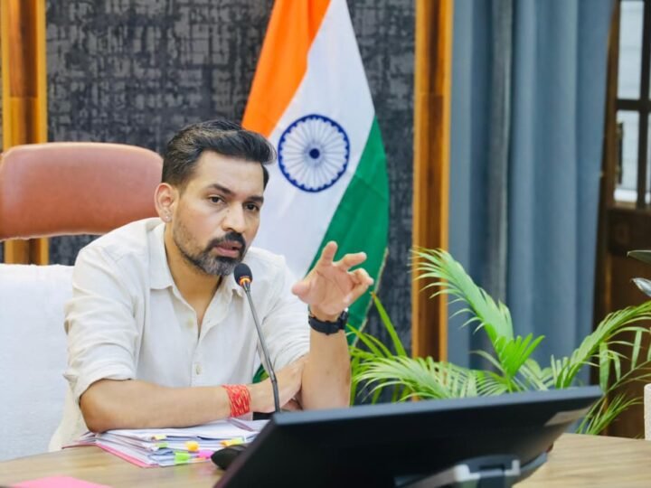 फर्जी शस्त्र लाइसेंस पर एसटीएफ का शिकंजा कसता गया, रुद्रपुर से दो आरोपी अवैध हथियारों सहित गिरफ्तार