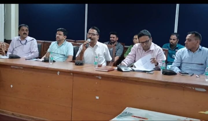 57 परीक्षा केंद्रों में उत्तराखंड अधीनस्थ सेवा चयन आयोग की लिखित परीक्षा 14 जून को होगी । जिलाधिकारी ने अधिकारियों व कर्मचारियों को दिये टिप्स
