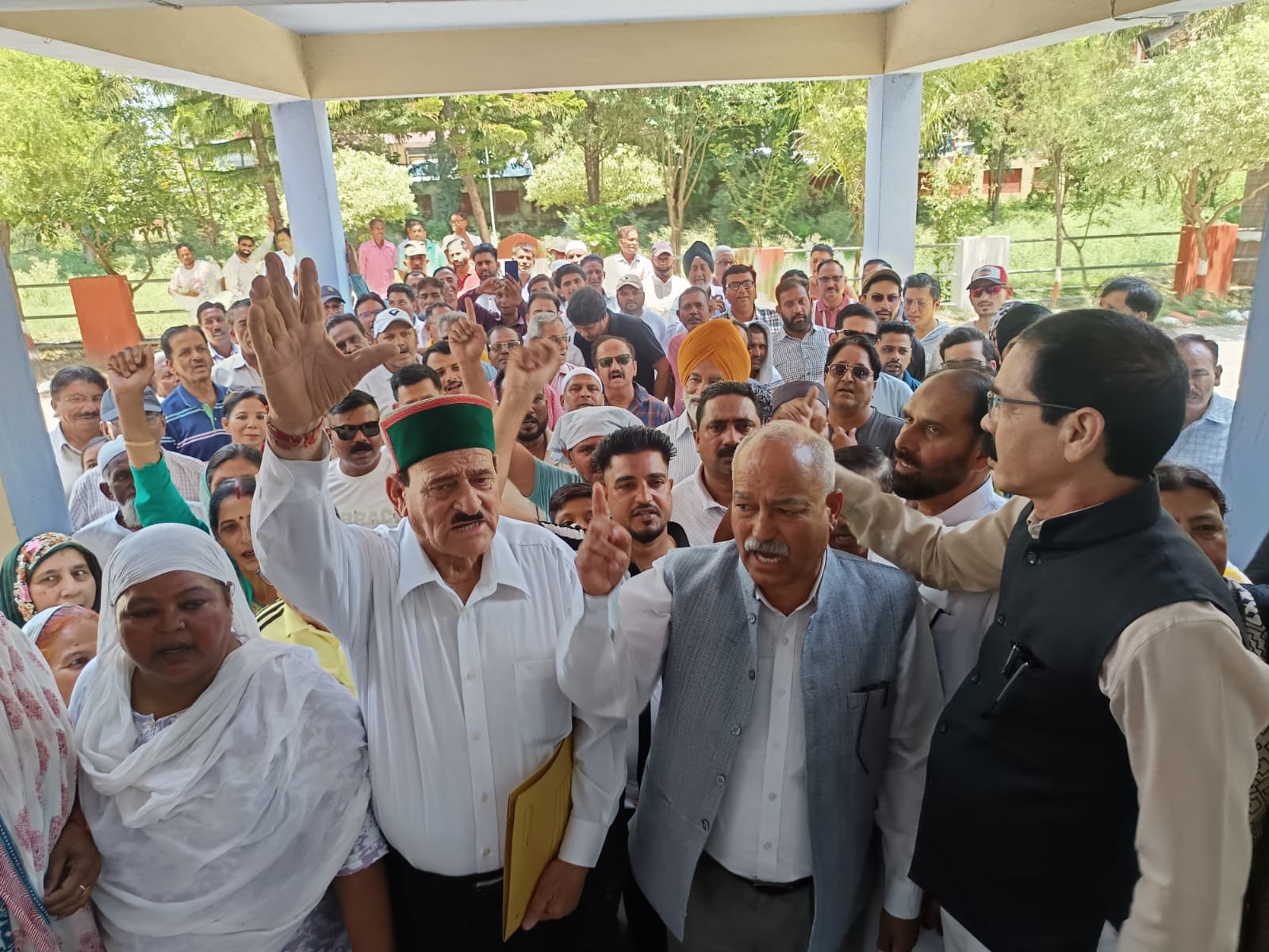 को-ऑपरेटिव बैंक भर्ती घोटाले में मंत्री की बर्खास्तगी की मांग, जन संघर्ष मोर्चा ने तहसील घेरकर सौंपा ज्ञापन