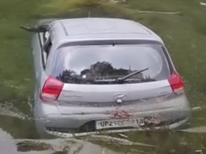 सरियाताल झील में गिरी पर्यटकों की कार, स्थानीय लोगों और पुलिस की तत्परता से चारों यात्री सुरक्षित निकाले गए