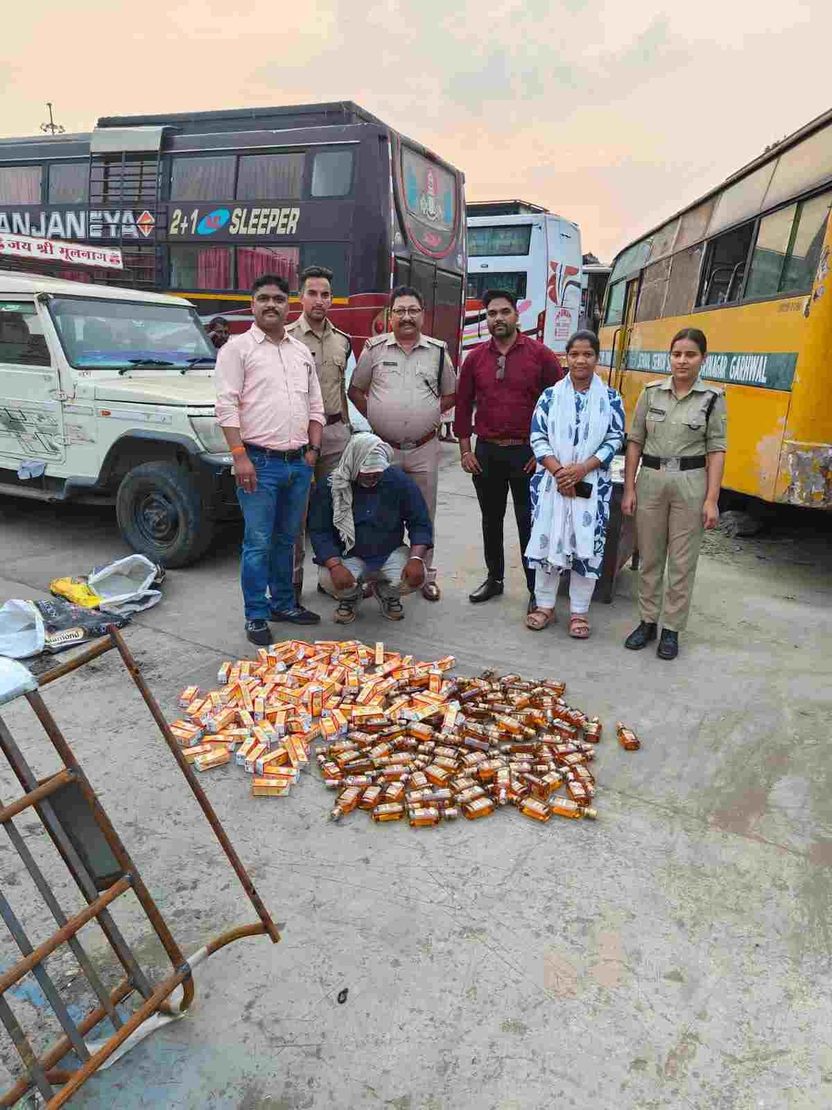 टिहरी बस अड्डे के पास आबकारी विभाग की बड़ी कार्रवाई, साढ़े चार पेटी अवैध शराब बरामद