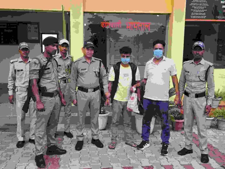 मुर्गा गाड़ी की आड़ में चरस तस्करी का भंडाफोड़, 2.683 किलो चरस के साथ दो तस्कर गिरफ्तार