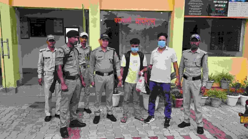मुर्गा गाड़ी की आड़ में चरस तस्करी का भंडाफोड़, 2.683 किलो चरस के साथ दो तस्कर गिरफ्तार