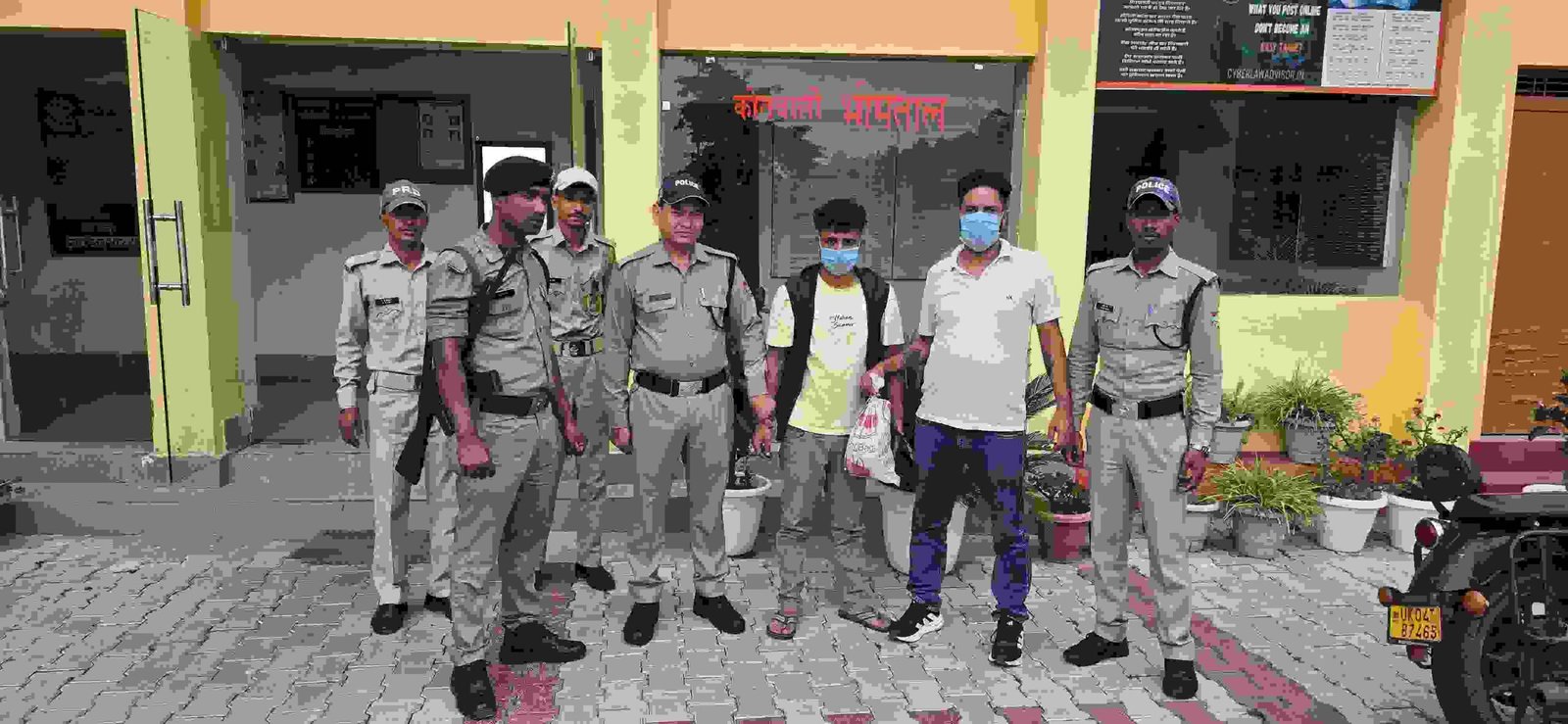 मुर्गा गाड़ी की आड़ में चरस तस्करी का भंडाफोड़, 2.683 किलो चरस के साथ दो तस्कर गिरफ्तार