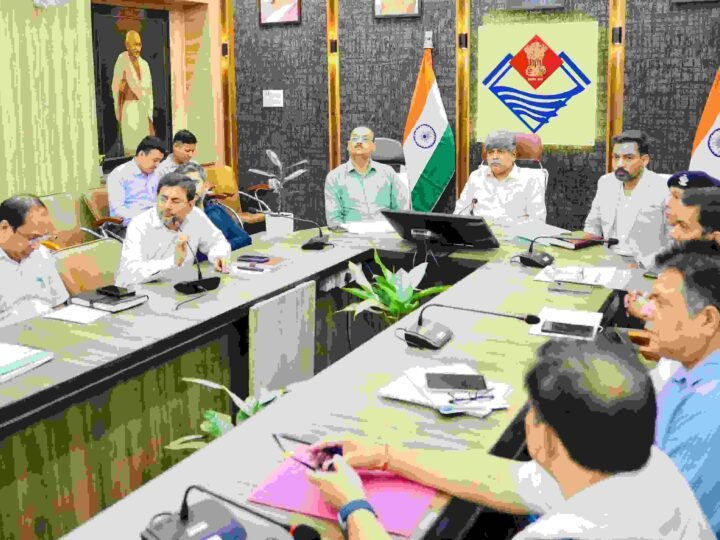 मानसून से पहले अलर्ट मोड में देहरादून, प्रमुख सचिव ने आपदा तैयारियों की समीक्षा की