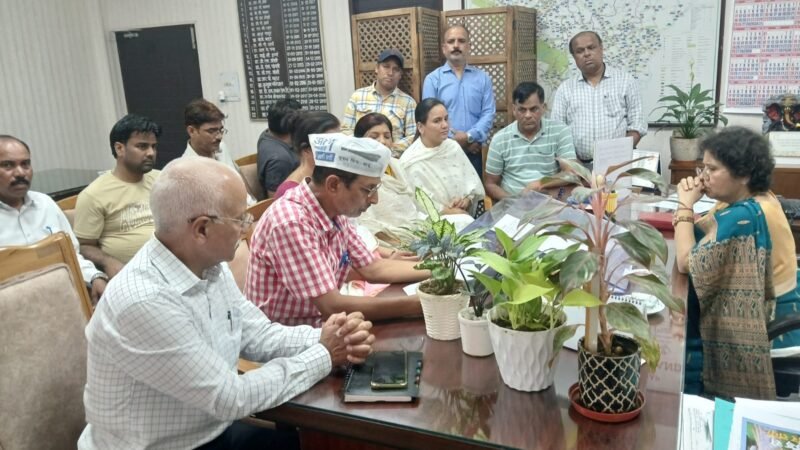 उत्तराखंड की स्वास्थ्य व्यवस्था को लेकर AAP का प्रदर्शन, डीजी हेल्थ को सौंपा ज्ञापन 7 दिन में सुधारात्मक कार्ययोजना की मांग