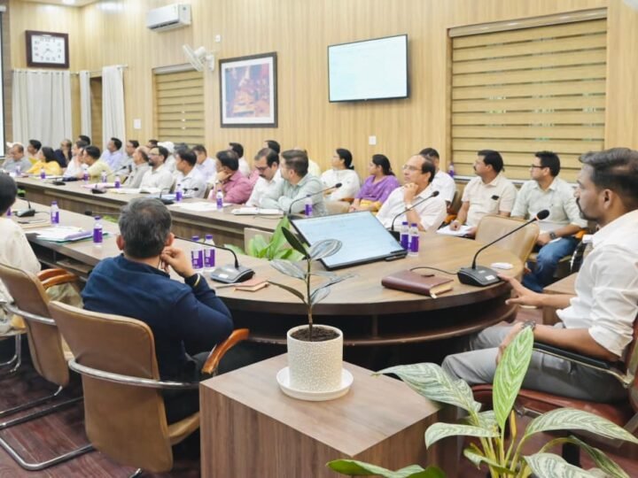 विकास योजनाओं और सीएम घोषणाओं में देरी पर डीएम सख्त, अधिकारियों को समयबद्ध कार्य पूरे करने के निर्देश