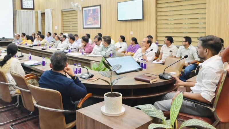विकास योजनाओं और सीएम घोषणाओं में देरी पर डीएम सख्त, अधिकारियों को समयबद्ध कार्य पूरे करने के निर्देश