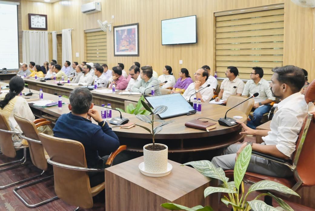 विकास योजनाओं और सीएम घोषणाओं में देरी पर डीएम सख्त, अधिकारियों को समयबद्ध कार्य पूरे करने के निर्देश
