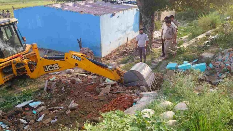 नानकमत्ता में हिस्ट्रीशीटर की अवैध संपत्ति पर चला बुलडोजर, 50 लाख की सरकारी भूमि कराई मुक्त