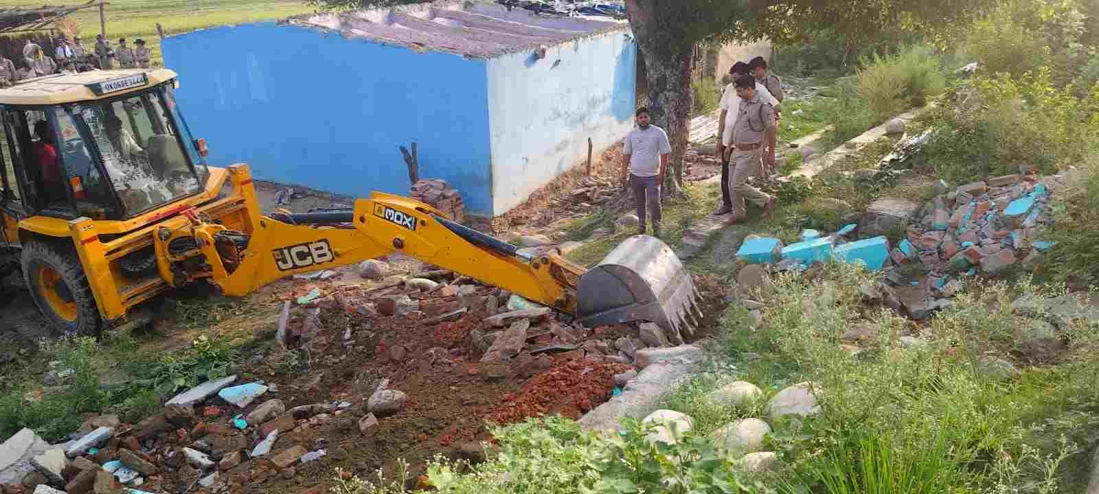 नानकमत्ता में हिस्ट्रीशीटर की अवैध संपत्ति पर चला बुलडोजर, 50 लाख की सरकारी भूमि कराई मुक्त
