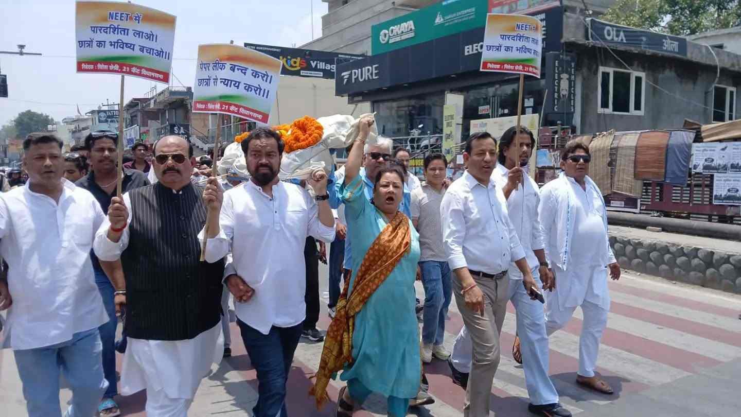 शिक्षा व्यवस्था की प्रतीकात्मक शव यात्रा निकाल कांग्रेस ने जताया विरोध, राहुल गांधी के कोटा संवाद को बताया युवाओं की उम्मीद