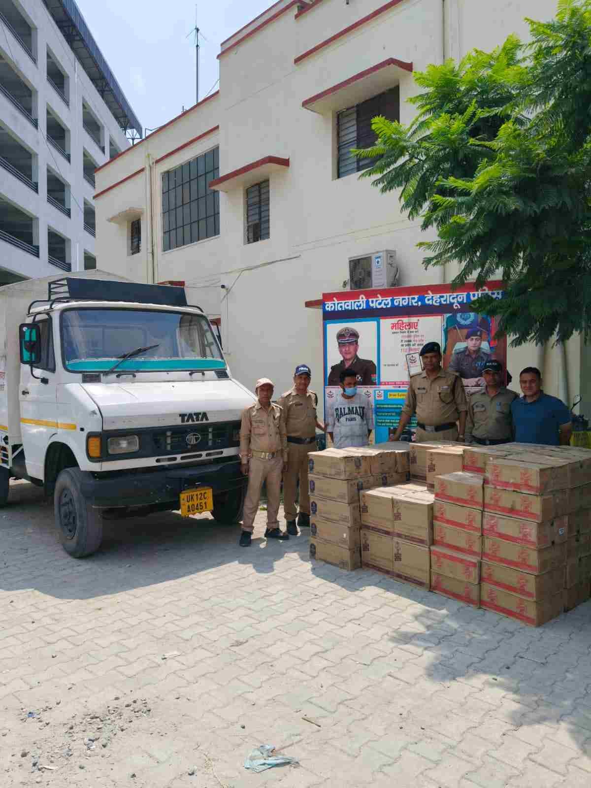 दून पुलिस और एसटीएफ की संयुक्त कार्रवाई, 8 लाख की अवैध अंग्रेजी शराब के साथ तस्कर गिरफ्तार