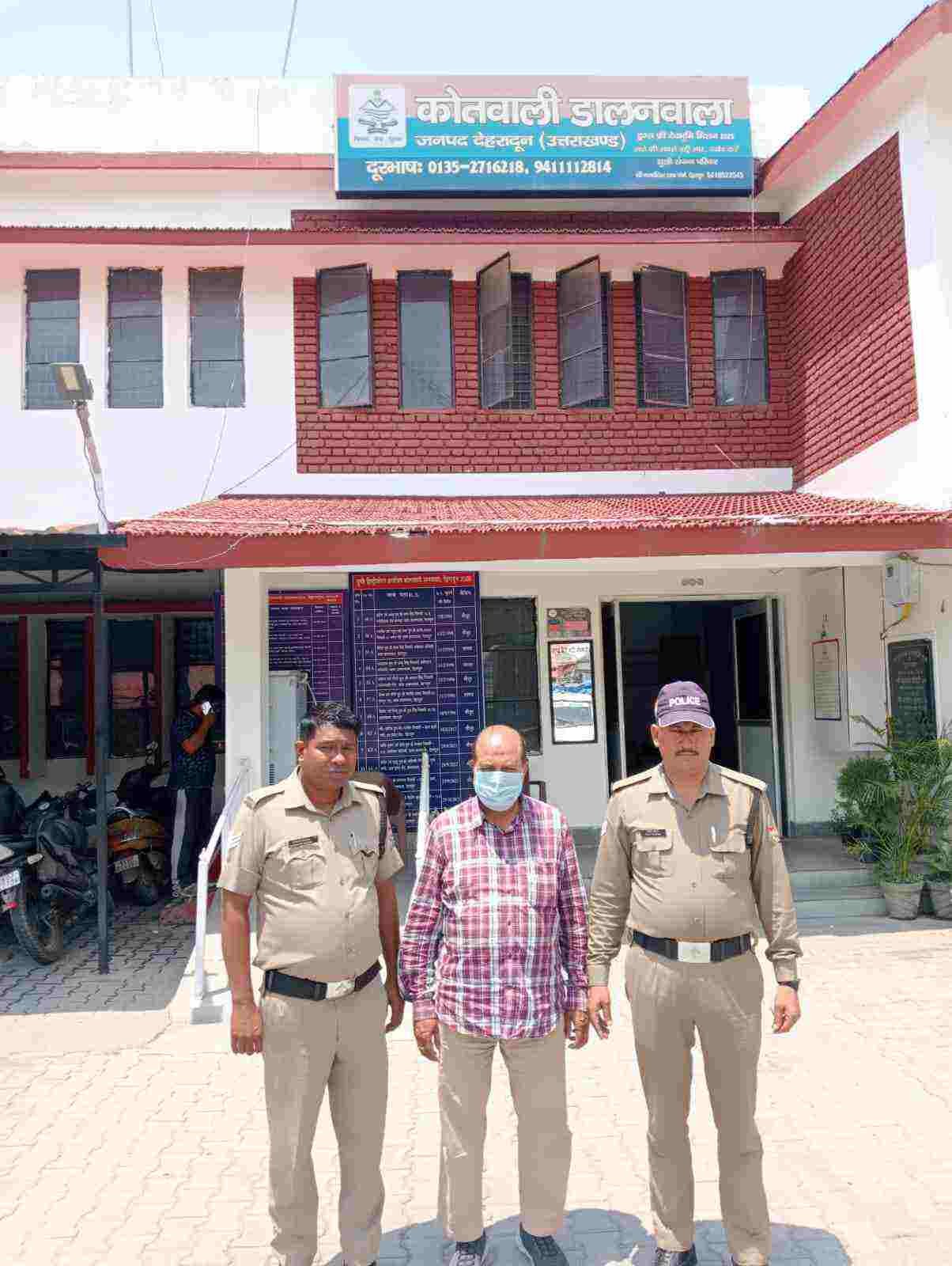 ग्राइंडर से काटकर घर का लोहे का गेट चोरी करने वाला आरोपी 24 घंटे में गिरफ्तार, गेट बरामद