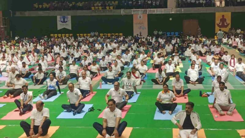 अंतरराष्ट्रीय योग दिवस पर परेड ग्राउंड में उमड़ा जनसैलाब, आयुष विभाग ने जिलेभर में कराए योग कार्यक्रम