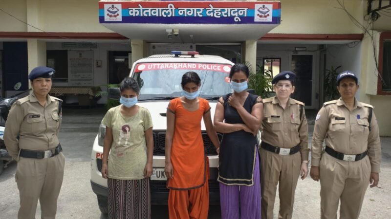 पुलिस ने तीन महिला चोरों को दबोचा, चोरी का शत-प्रतिशत माल बरामद
