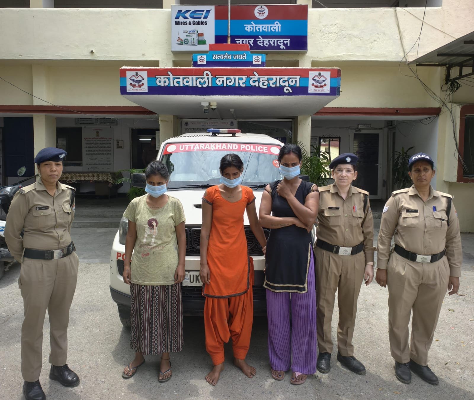 पुलिस ने तीन महिला चोरों को दबोचा, चोरी का शत-प्रतिशत माल बरामद