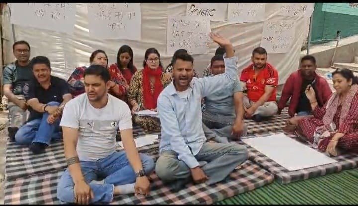 पालिका सभासद अपनी मांगों को लेकर बैठे धरने पर। पालिका प्रशासन पर लगाए जमकर आरोप