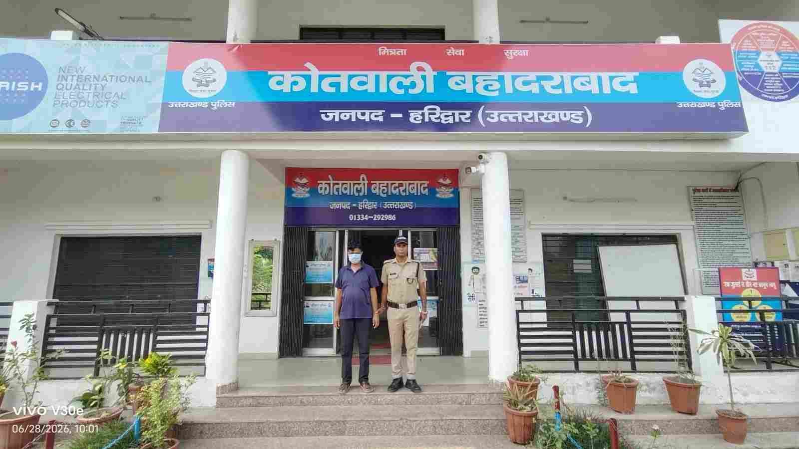 बहादराबाद पुलिस का सनसनीखेज खुलासा: पत्नी को ज़हर देकर हत्या करने वाला पति गिरफ्तार, एफएसएल रिपोर्ट बनी अहम सबूत