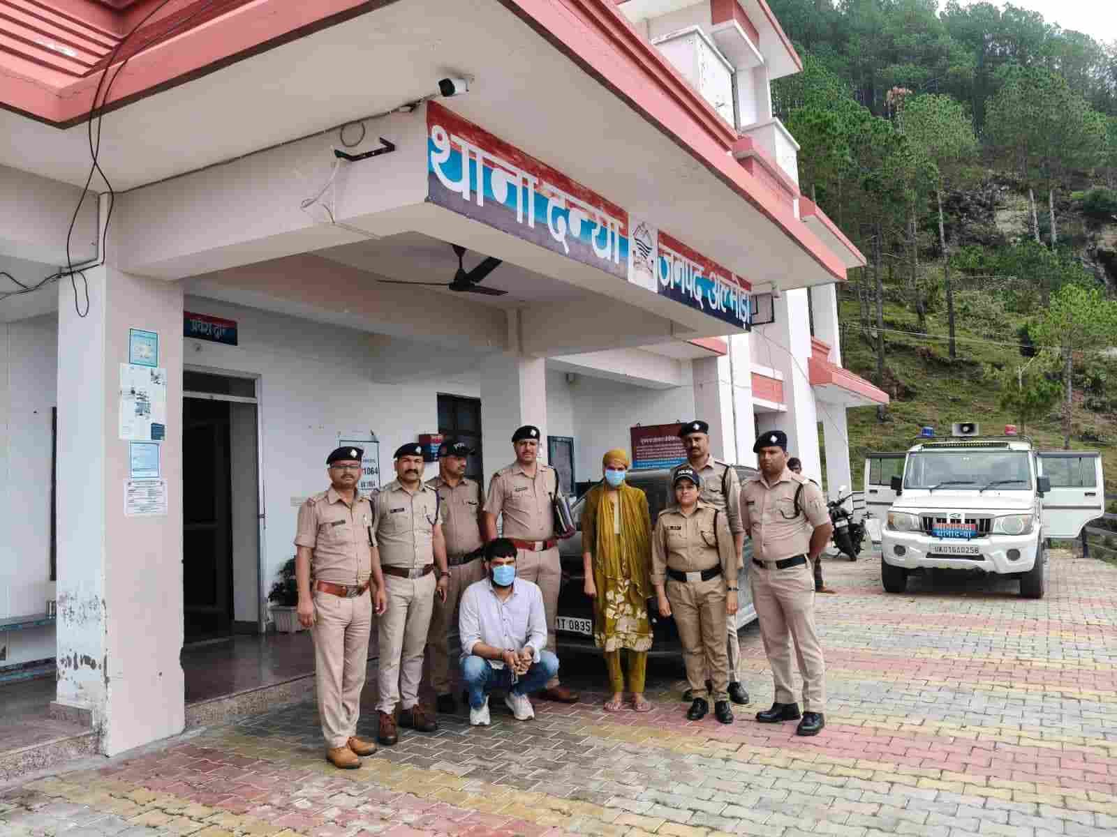 अल्मोड़ा पुलिस का बड़ा खुलासा: पिता की हत्या के आरोप में बेटी-दामाद गिरफ्तार, जम्मू-कश्मीर से दबोचे गए आरोपी