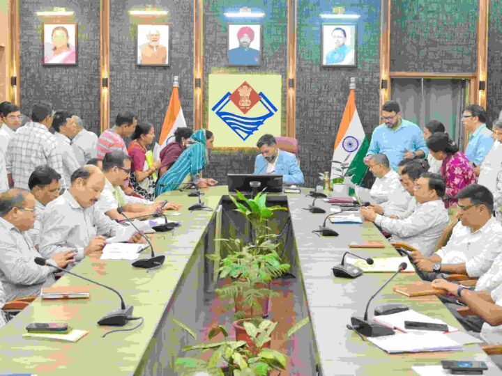 समाधान दिवस में डीएम का सख्त एक्शन: 171 शिकायतों की सुनवाई, विदेश नौकरी ठगी मामले में गैंगस्टर कार्रवाई के निर्देश