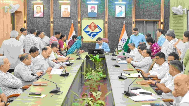 समाधान दिवस में डीएम का सख्त एक्शन: 171 शिकायतों की सुनवाई, विदेश नौकरी ठगी मामले में गैंगस्टर कार्रवाई के निर्देश