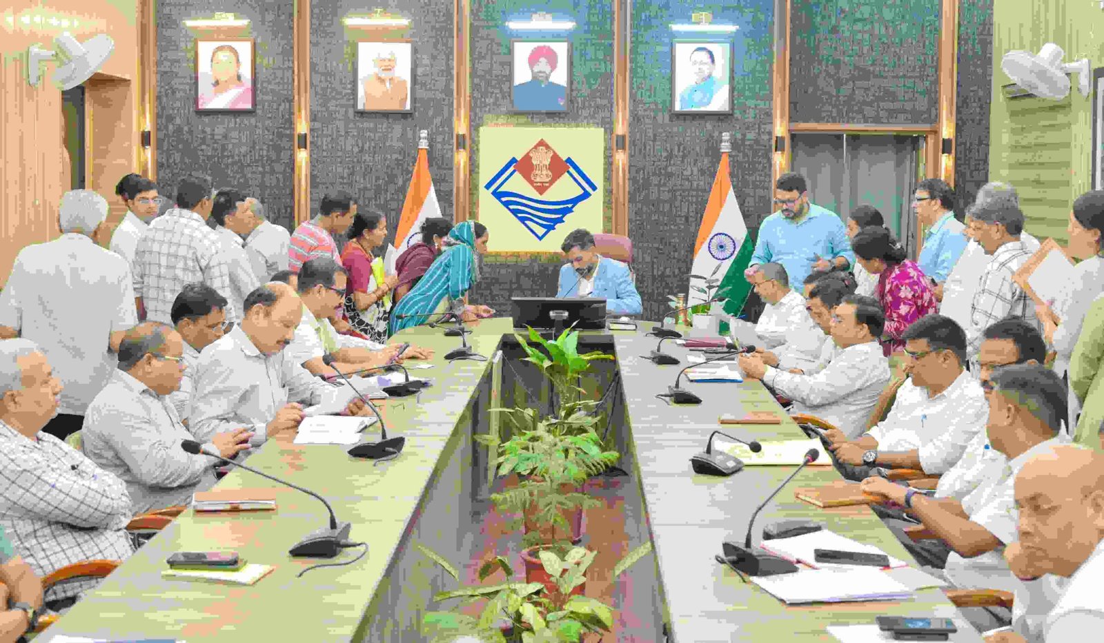 समाधान दिवस में डीएम का सख्त एक्शन: 171 शिकायतों की सुनवाई, विदेश नौकरी ठगी मामले में गैंगस्टर कार्रवाई के निर्देश