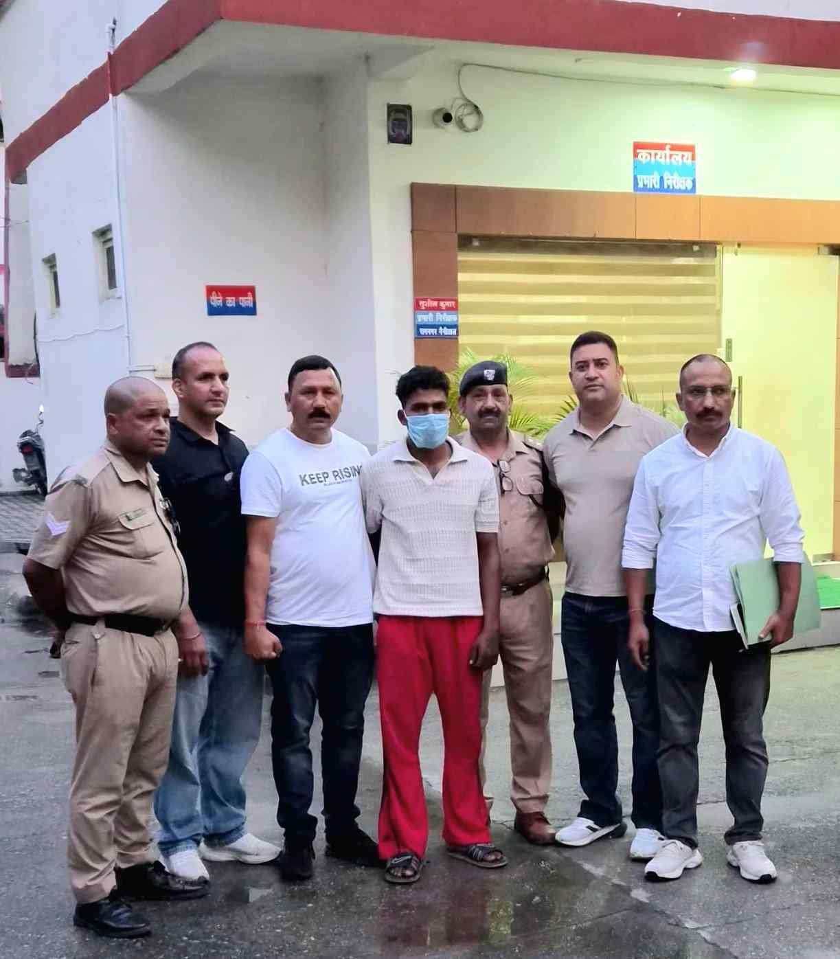 रामनगर लूटकांड का ₹10 हजार का इनामी बदमाश ग्रेटर नोएडा से गिरफ्तार, नैनीताल पुलिस और SOG की संयुक्त कार्रवाई