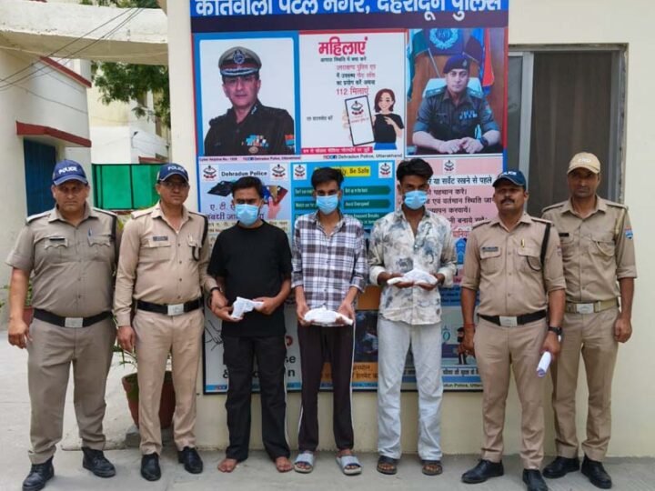 15 हजार का इनामी बदमाश गिरफ्तार, दून पुलिस ने तीन आरोपियों के पास से बरामद किए अवैध हथियार