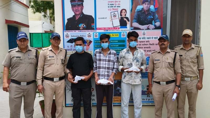 15 हजार का इनामी बदमाश गिरफ्तार, दून पुलिस ने तीन आरोपियों के पास से बरामद किए अवैध हथियार