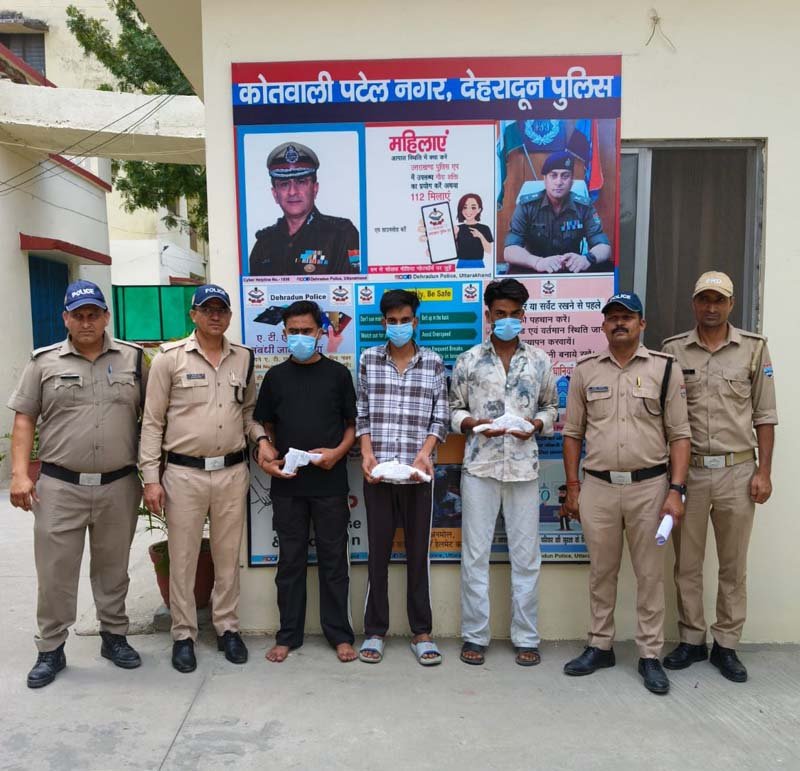15 हजार का इनामी बदमाश गिरफ्तार, दून पुलिस ने तीन आरोपियों के पास से बरामद किए अवैध हथियार
