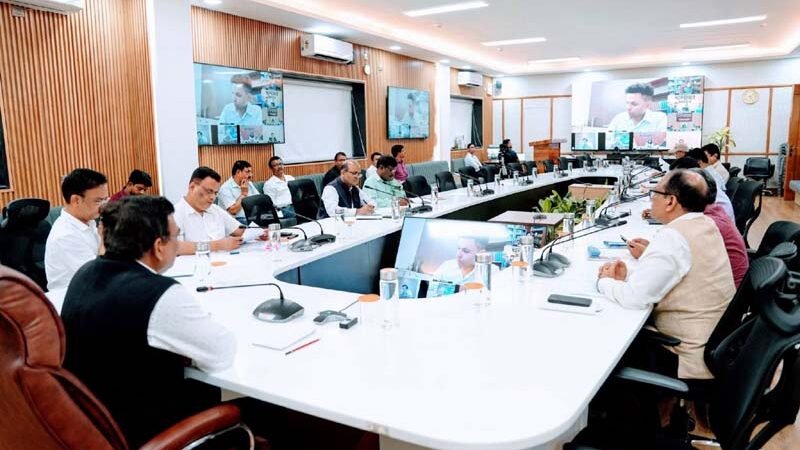हरेला पर्व की तैयारियां तेज करें, क्लस्टर विद्यालयों में जल्द मिले परिवहन सुविधा: मुख्य सचिव आनन्द बर्द्धन