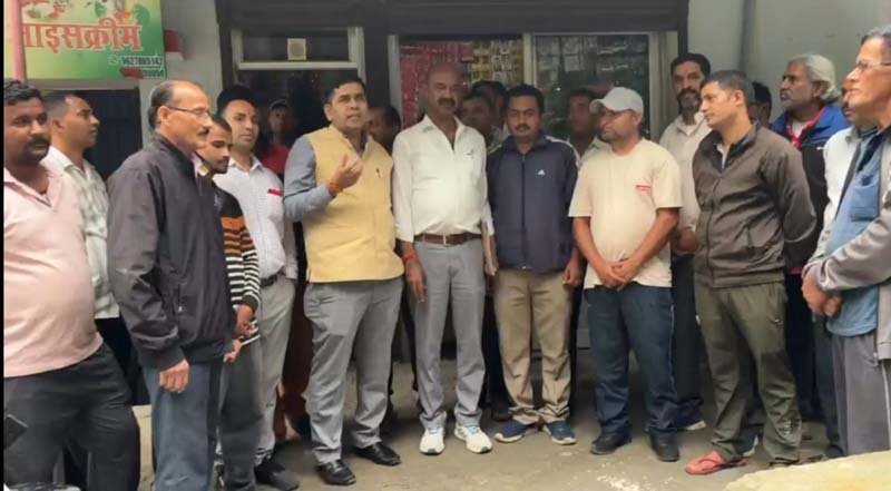 सीएम प्रतिनिधि प्रकाश तिवारी व वरिष्ठ पत्रकार बलदेव चंद्र भट्ट ने दूधपोखरा में सुनीं ग्रामीणों की समस्याएं
