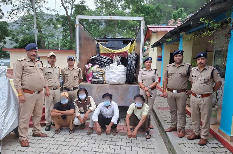 कर्णप्रयाग पुलिस की बड़ी कामयाबी: 24 घंटे में ₹8 लाख की चोरी गई विद्युत सामग्री बरामद, चार आरोपी गिरफ्तार