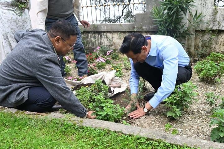 ‘एक पेड़ माँ के नाम’ अभियान से जुड़े आयुक्त दीपक रावत, कुमाऊँ कमिश्नरी परिसर में किया पौधारोपण