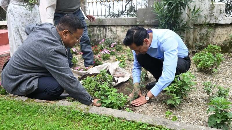 ‘एक पेड़ माँ के नाम’ अभियान से जुड़े आयुक्त दीपक रावत, कुमाऊँ कमिश्नरी परिसर में किया पौधारोपण