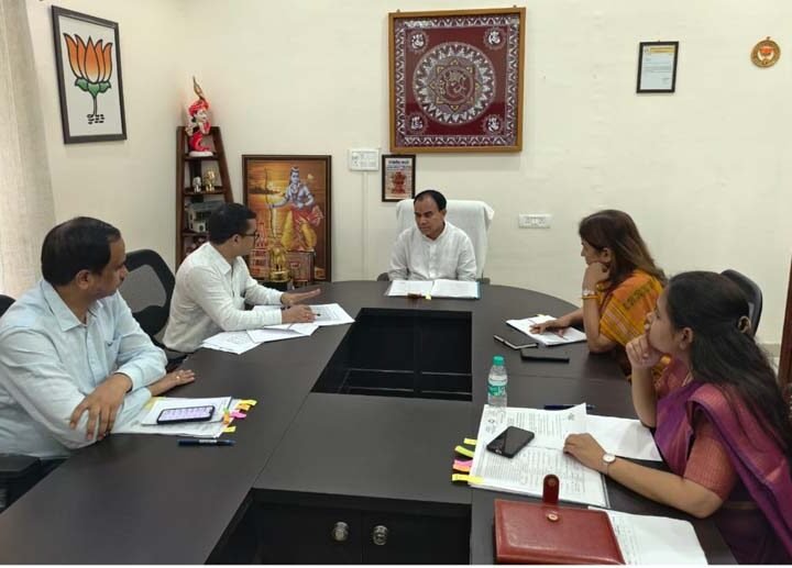 समग्र शिक्षा का बजट समय पर खर्च न होने पर शिक्षा मंत्री सख्त, अधिकारियों को लगाई फटकार; पदोन्नति और तबादलों में तेजी के निर्देश