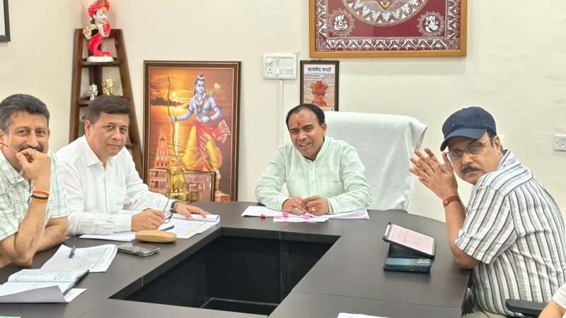 कैबिनेट मंत्री डॉ. धन सिंह रावत ने पीएमजीएसवाई कार्यों की समीक्षा की, आपदाग्रस्त सड़कों के पुनर्निर्माण में तेजी लाने के निर्देश