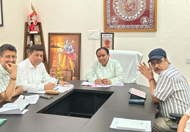 कैबिनेट मंत्री डॉ. धन सिंह रावत ने पीएमजीएसवाई कार्यों की समीक्षा की, आपदाग्रस्त सड़कों के पुनर्निर्माण में तेजी लाने के निर्देश