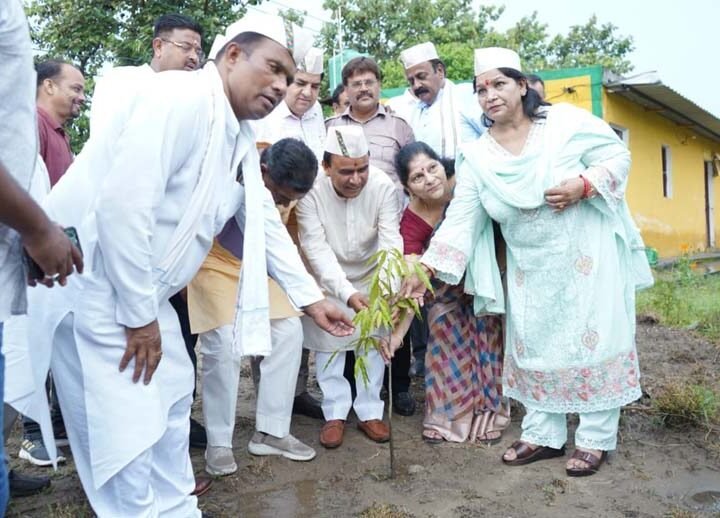 हरिद्वार में सहकारिता मंत्री धन सिंह रावत ने किया वृक्षारोपण, किसानों के लिए 0% ब्याज ऋण और 55 नई बैंक शाखाओं का ऐलान