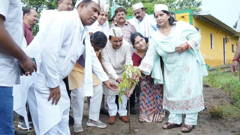 हरिद्वार में सहकारिता मंत्री धन सिंह रावत ने किया वृक्षारोपण, किसानों के लिए 0% ब्याज ऋण और 55 नई बैंक शाखाओं का ऐलान