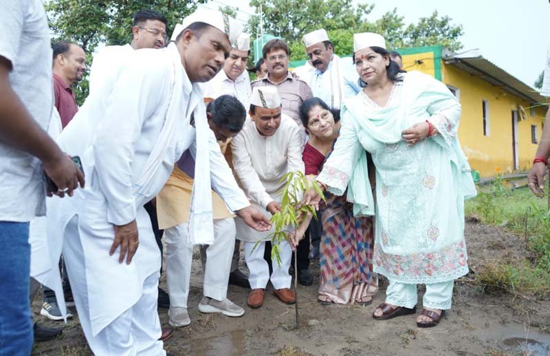 हरिद्वार में सहकारिता मंत्री धन सिंह रावत ने किया वृक्षारोपण, किसानों के लिए 0% ब्याज ऋण और 55 नई बैंक शाखाओं का ऐलान