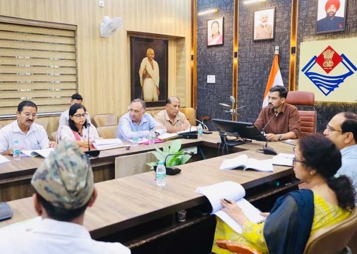 कोरोनेशन अस्पताल की घटती आय पर डीएम सख्त, वित्तीय जांच और स्वास्थ्य सुविधाओं के विस्तार के दिए निर्देश